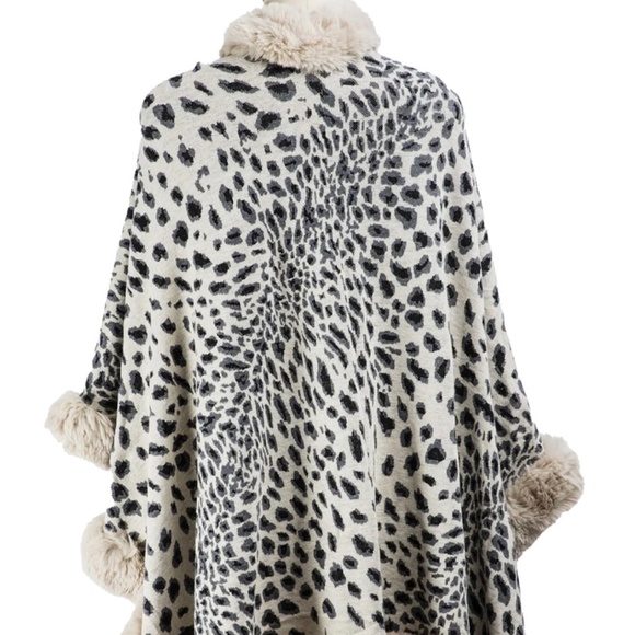 SAACHI Faux Fur Cheetah Patterned Cape Kimono - Picture 4 of 6